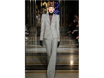 倫敦時(shí)裝周大走復(fù)古風(fēng)