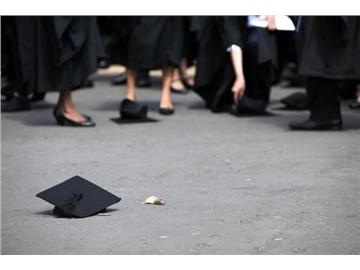 英國(guó)三流大學(xué)畢業(yè)生收入不及高中畢業(yè)生