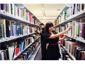 在英留學(xué)期間想轉(zhuǎn)學(xué)，該辦哪些手續(xù)