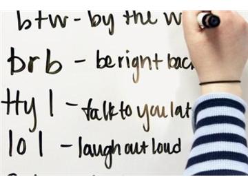 知道這些常見英國短語縮寫，回外國人短信那都不是事