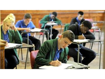 英國漢普郡科利杰學(xué)校，一年費(fèi)用大概多少